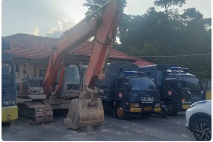 Polres Basel Amankan 1 Unit Excavator di Wilayah Desa Keposang, Publik : Pemiliknya harus ditangkap juga Pak!